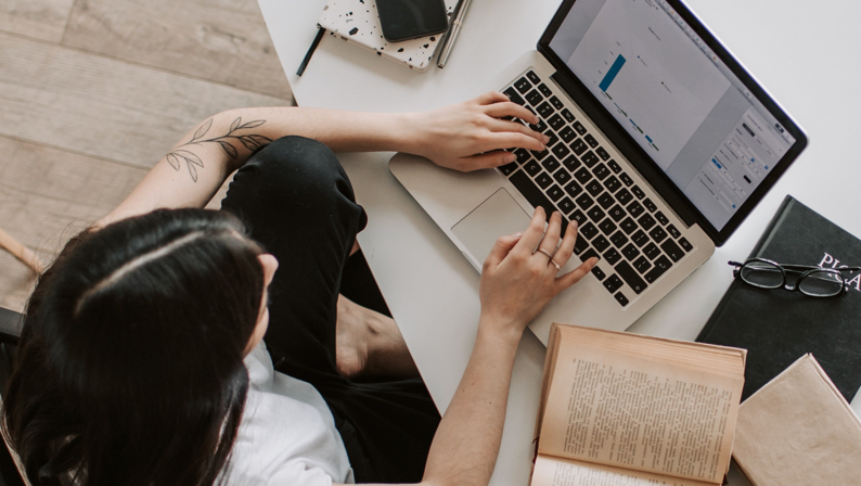 Dame som skriver på laptop